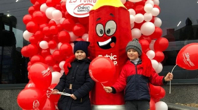 Понад 500 відвідувачів у перший день роботи: «Офіс Центр» відкрив супермаркет канцтоварів 