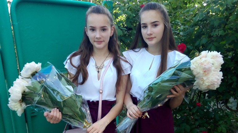 Сестры-близняшки из Геническа всё делают вместе
