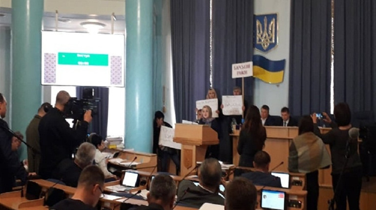 Барські активісти їздили на сесію Вінницької облради шукати допомоги для лікарні 