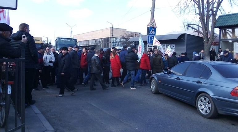 В Первомайську перекривали трасу: вимагали ремонту доріг