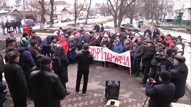 Незадоволені тарифами: у Лозовій активісти виступили проти підвищення тарифів на воду і тепло
