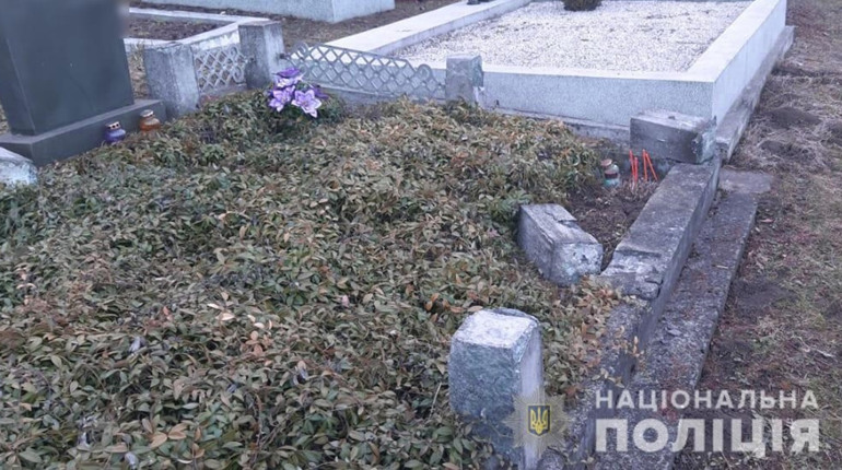 У Стрілецькому Куті хтось викрав огорожі з могил, поліція розшукує зловмисника
