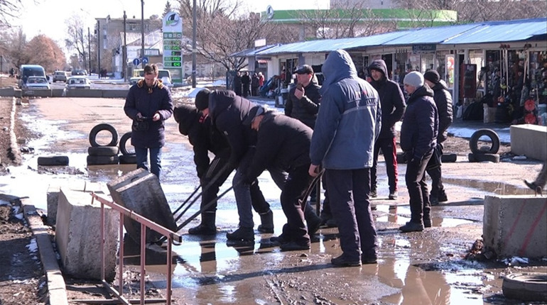 У Лозовій працівники авторинку на вулиці Привокзальній прибрали бетонні плити, що перекривали дорогу
