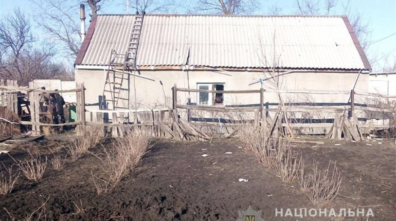 Поліцейські розслідують поранення  жительки Красногорівки під час обстрілу