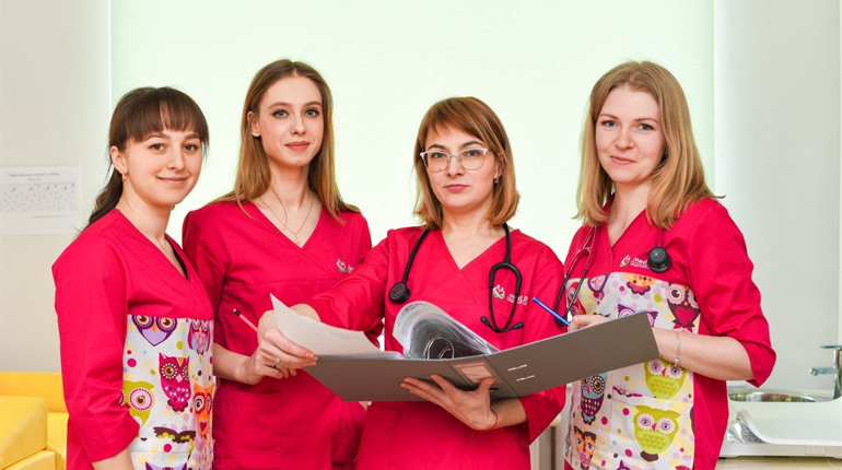 Не ходять в білих халатах, не беруть кров з пальця і вакцинують без болі: як працює медцентр «МедОк»