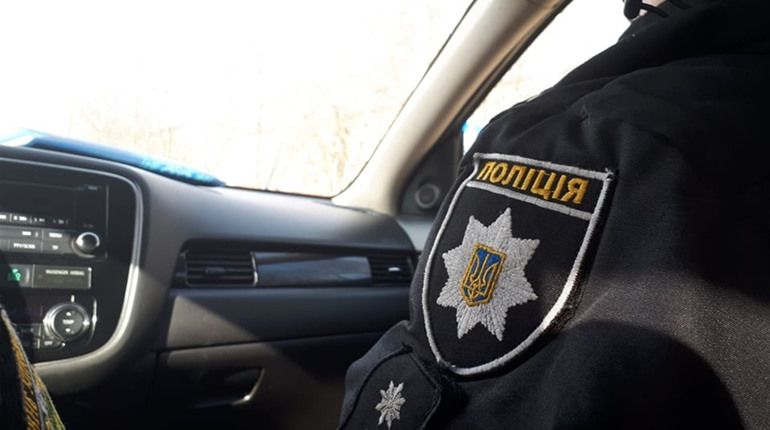 Вони цілодобово бережуть спокій громадян та вірять у забобони: день з лозівськими правоохоронцями
