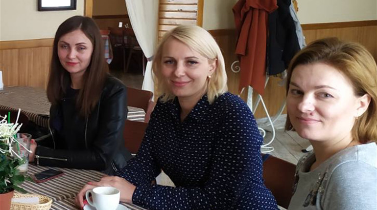 Кава з Сабліною: в Первомайську жінки під керівництвом психолога навчалися бути щасливими