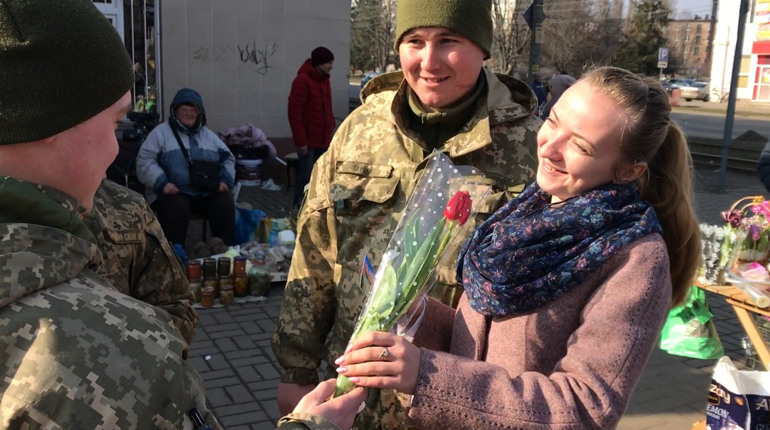 Військові заряджали перехожих конотопчанок посмішками та весняним настроєм 🥰