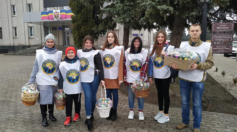 Сьогодні ніжинкам дарували незвичні квіти із сюрпризом