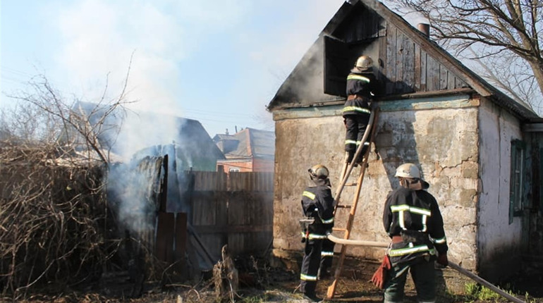 Вчасно зупинили пожежу: у Лозовій по вулиці Олександра Бричука горіли господарські будівлі