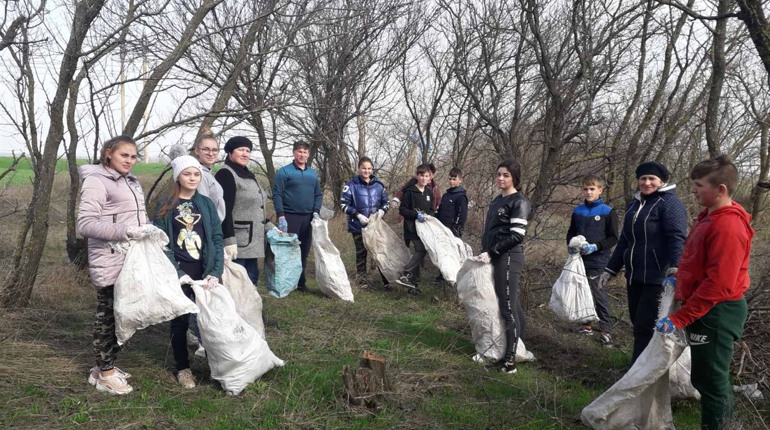 Майорівські діти прибрали сміття за односельчанами, яким мало б стати соромно