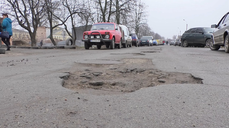 Знову перекриють: частину дороги по вулиці Привокзальна у Лозовій визнали аварійно-небезпечною