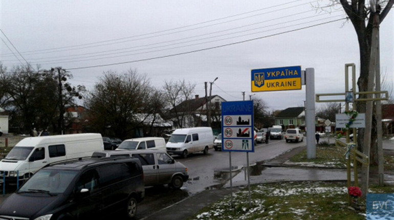 Україна закриває пункти пропуску на кордонах. Для заробітчан і перевізників розкажемо, які саме 