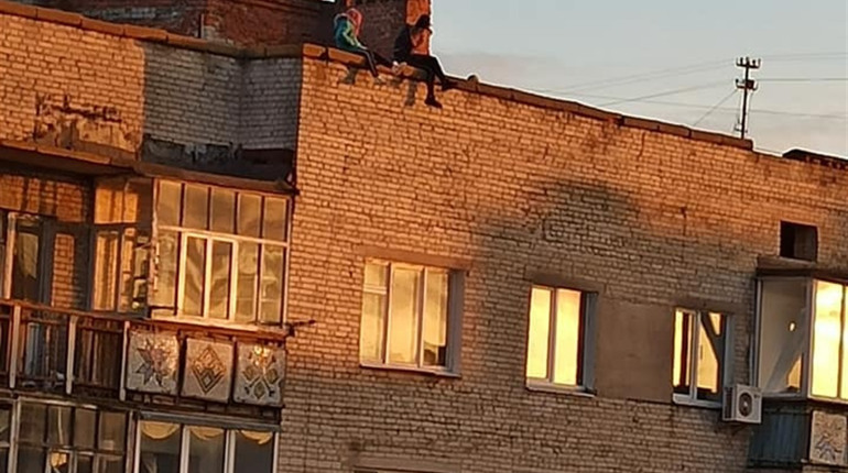 У Шостці школярки влаштували фотосесію на краю даху дев'ятиповерхівки
