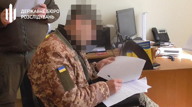 Военком на Херсонщине присваивал уголь, а подчиненных заставлял рубить дрова