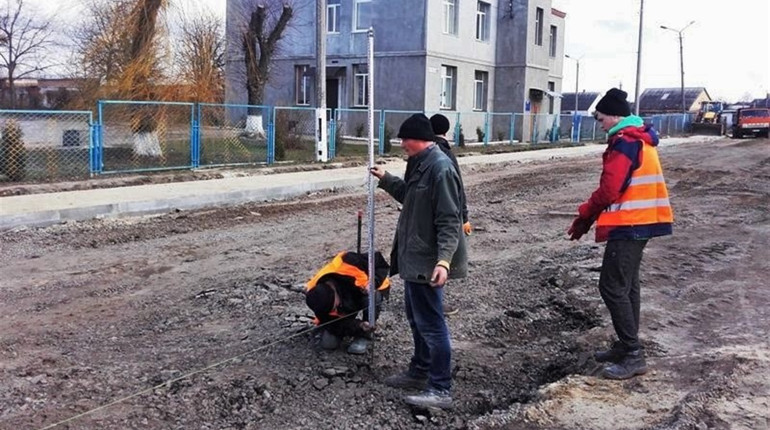 Грейдерування доріг і нова бруківка: як проходить ремонт вулиць у Сарнах