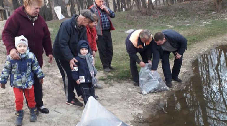 Мешканці Світанку власним коштом зарибили ставок. Так вчиняють вже третій рік