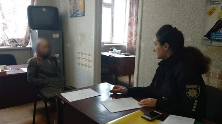 Поліцейські поклали край небезпечним прогулянкам підлітків по даху багатоповерхівки