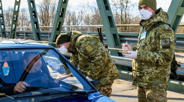 Прикордонники зафіксували збільшення транспортного і людського потоку через КПВВ 