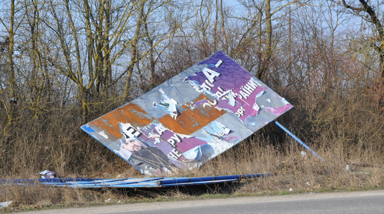 Чи знайдеться власник біг-борду, зваленого  вітром при в`їзді до Чорткова?
