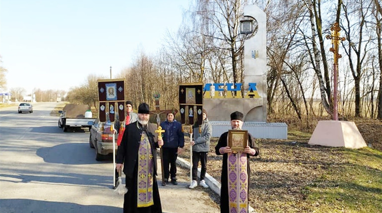 Священики проїхали Меною з молитвою
