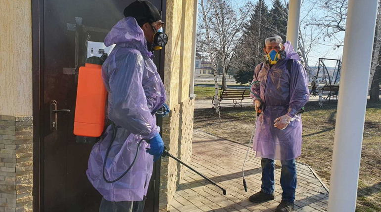 Вулиці Троїцького щоранку обробляють дезінфікуючим засобом