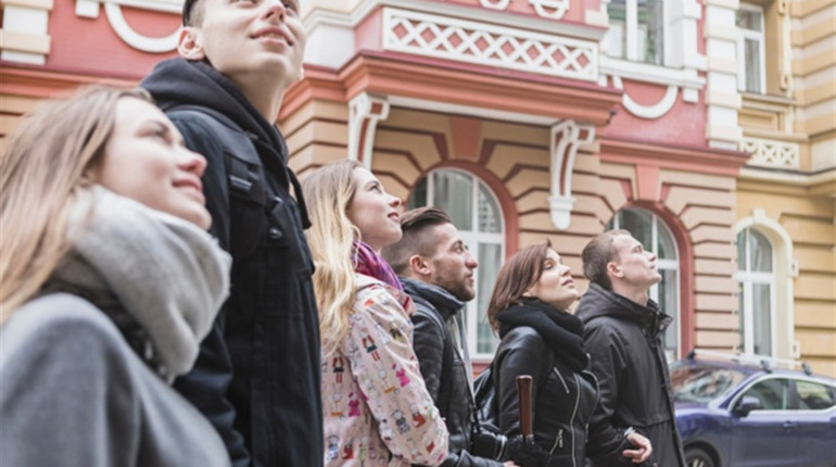 Коронавірусу все одно, скільки вам років. Чому молоді не варто нехтувати самоізоляцією
