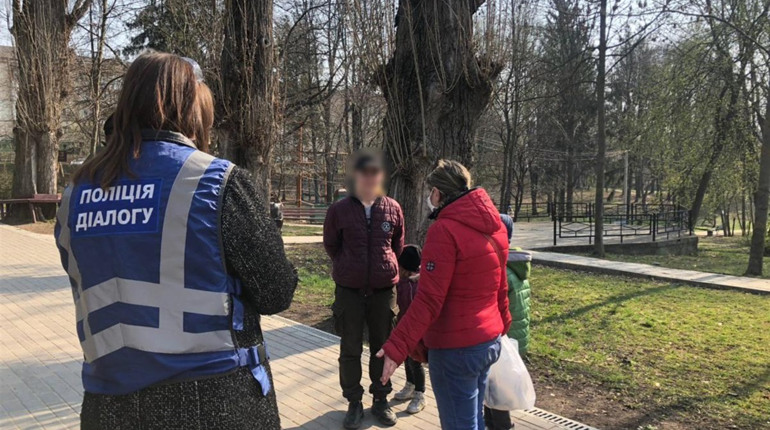 Прогулянки містом і парком — це не карантин, попереджають поліцейські