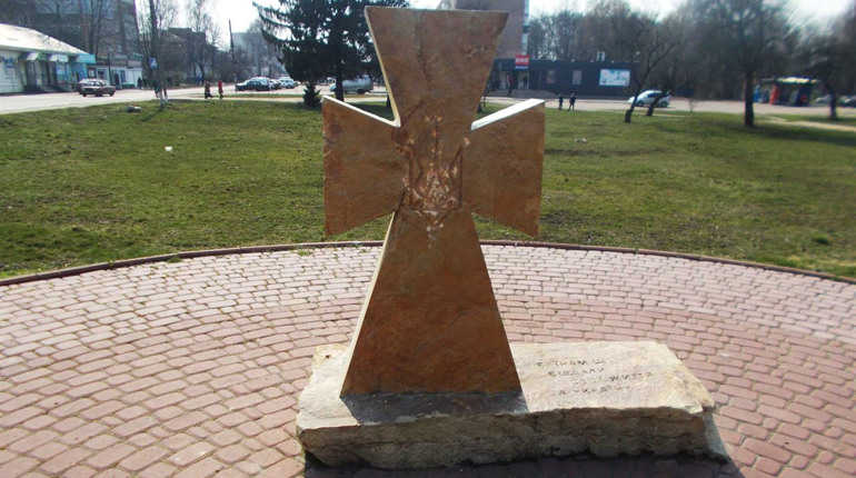 У Конотопі пошкодили пам’ятний знак загиблим за волю України. Поліція шукає свідків