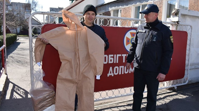 Переможемо коронавірус разом: рятувальникам подарували захисні костюми