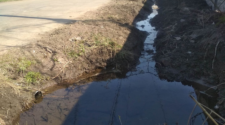 Вода через дорогу больше не течет: в Попасной решили проблему по улице Красных Партизан