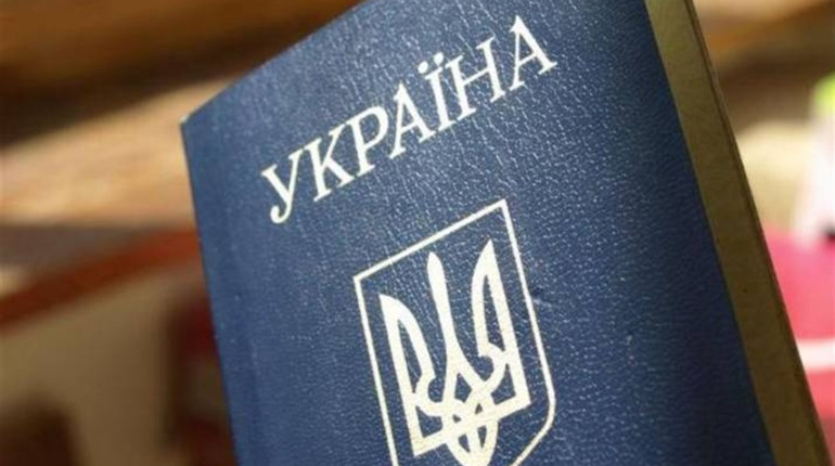 Із 6 квітня українцям заборонили виходити з дому без документів та ходити групою більш ніж із 2 осіб