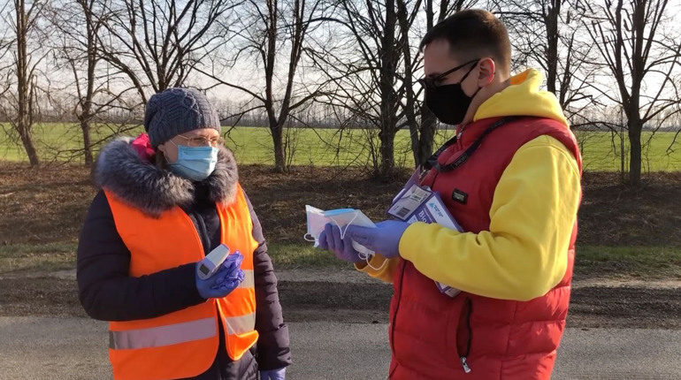 «Маємо допомагати один одному»: Конотоп.City роздавав на вулицях міста медичні маски та рукавички