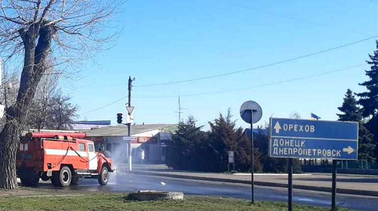 У Гуляйполі вулиці та під’їзди обробляють хлорним розчином