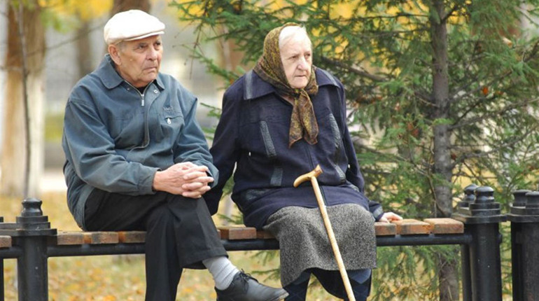 Чи можна людям старше 60 років виходити з дому під час карантину: пояснення Кабміну