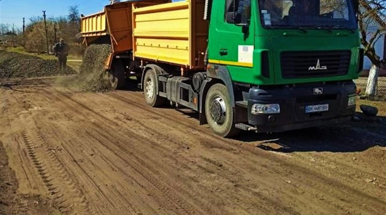 Нове дорожнє покриття у Сарнах: де грейдерували 