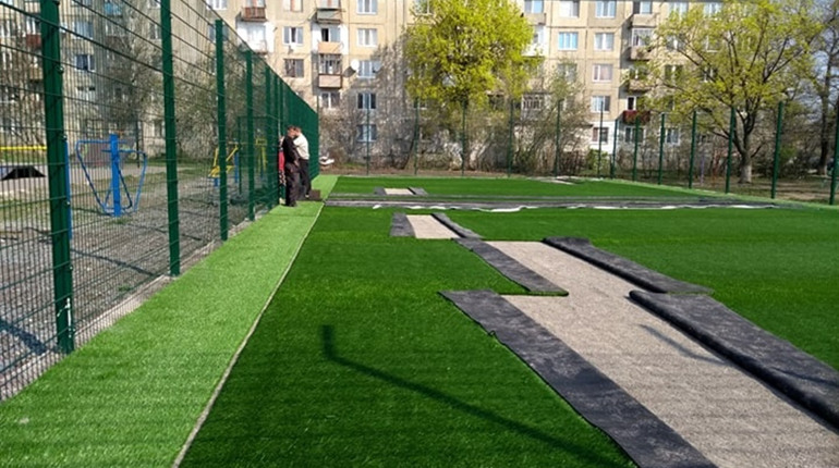 В Первомайську  на Коротченка закінчують будівництво майданчика зі штучним покриттям