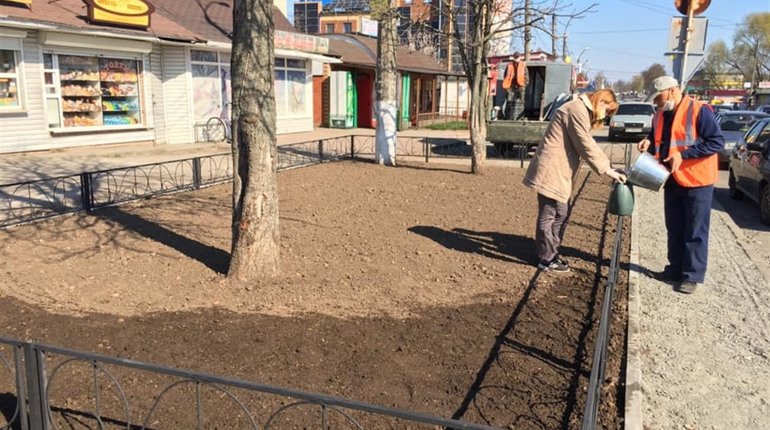 Замість базарного "п’ятачка" біля вокзалу розбили клумбу