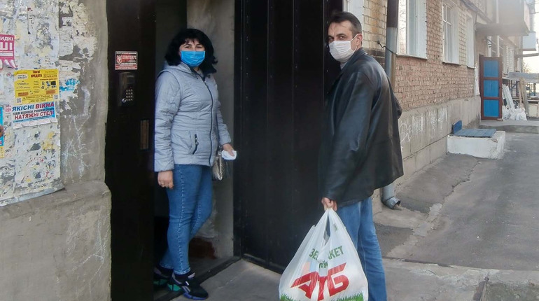 Соцпрацівники безкоштовно доставляють продукти конотопцям похилого віку: як скористатися послугою