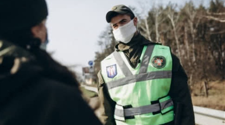 Прославилися. 23-річний біляївець вдарив поліцейського за те, що той нагадав про карантин та правила