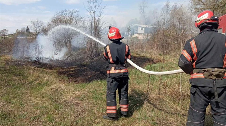 Вигоріло понад 10 гектарів трави та будматеріали, ледь не загорілись будинки - пожежі біля Мамаївців