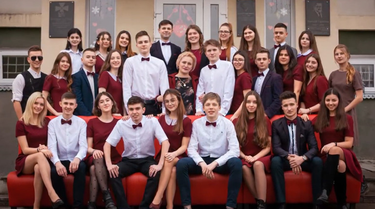#Всебудедобре: другокласники чортківської гімназії підтримали 11-класників (+відео)