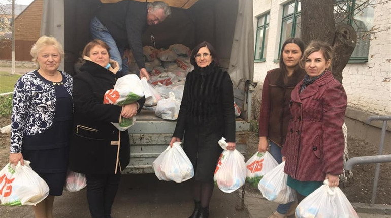 У Корюківці супермаркет «АТБ» подарував літнім  людям та інвалідам продуктові набори