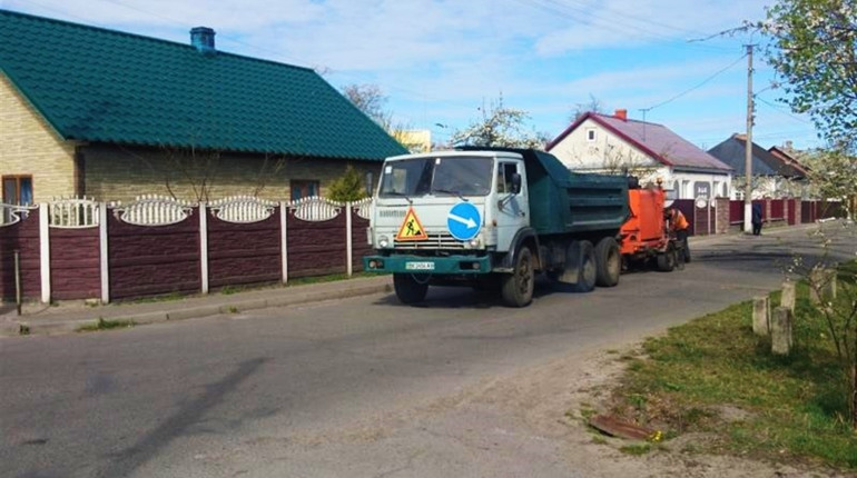 Світло на вулиці, ями на дорогах та покрівля квартир: де ремонтували в Сарнах