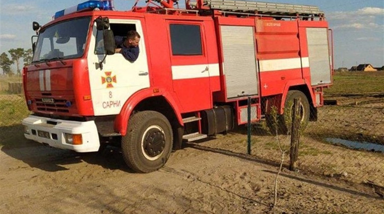 Згоріли 100 тюків соломи: пожежа дерев'яної будівлі завдала збитків