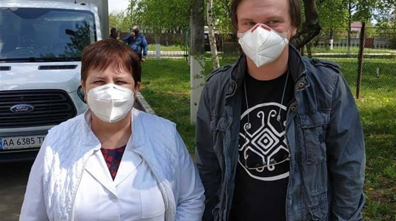 Дмитро Комаров переяславським медикам за власний кошт привіз захисні костюми