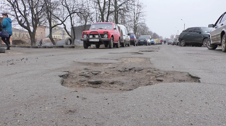 Мільйони на дороги: у Лозовій визначилися, які вулиці відремонтують першими
