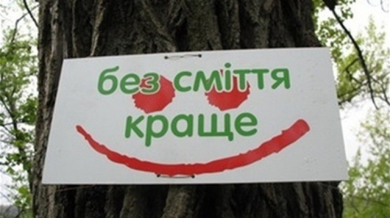 Недобросовісного корюківчанина, який вивернув чуже сміття біля річки, «викрили» корови
