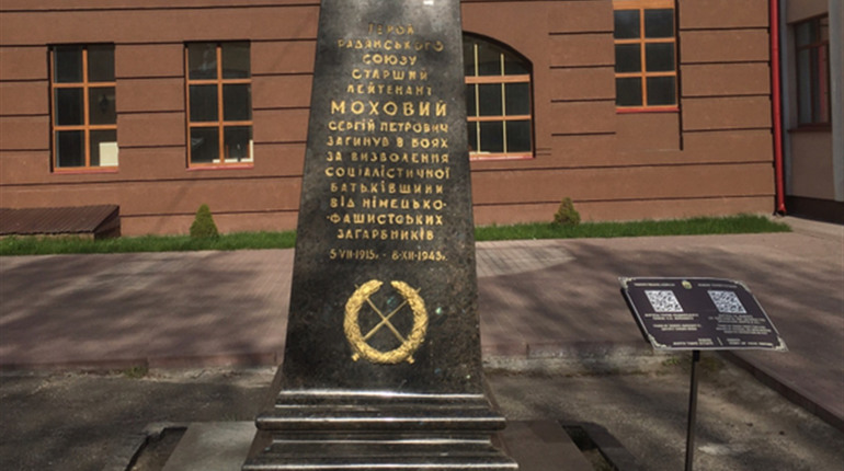Петиція: пам‘ятник і могилу з центру Ніжина пропонують перенести на кладовище