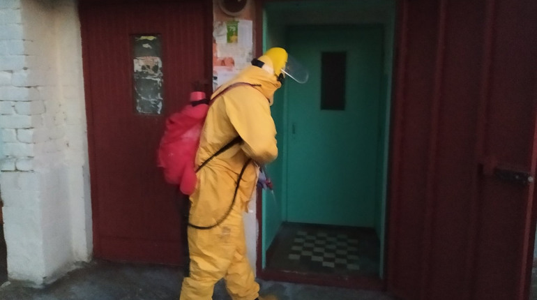 Старокостянтинівські рятувальники продезінфікували місця масового скупчення людей